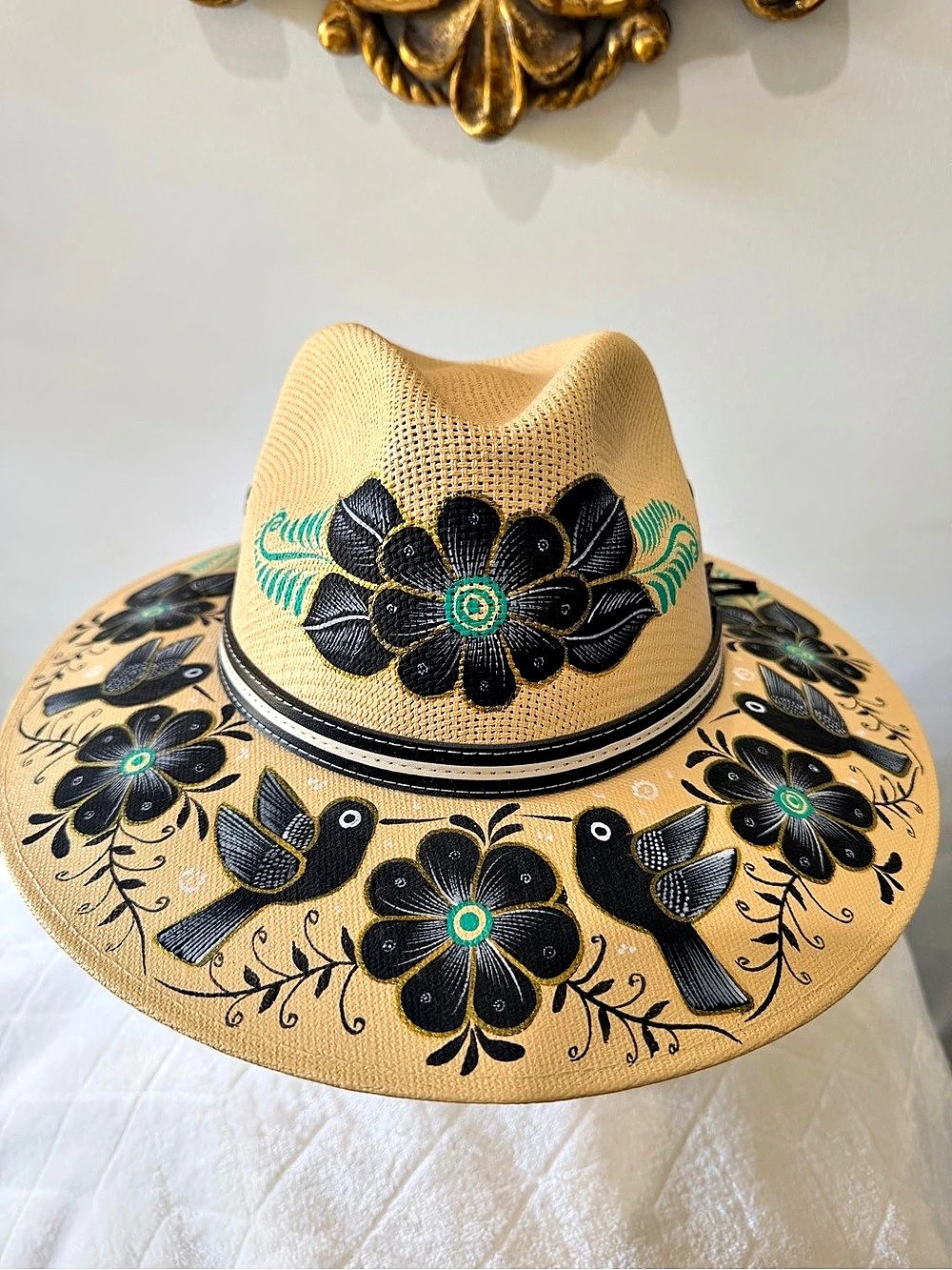Lorenzo Floral Embroidered Hat in Beige & Black